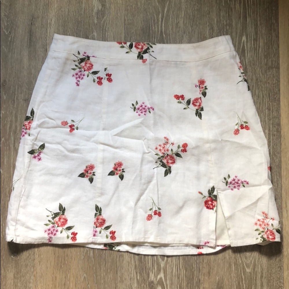 ⭐️B2G1⭐️ Cute floral skirt from forever 21